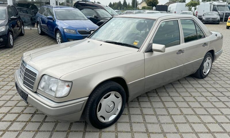 Grau Gebraucht 1994 Mercedes E200 Limousine | 3.250 € - Bild 1/4