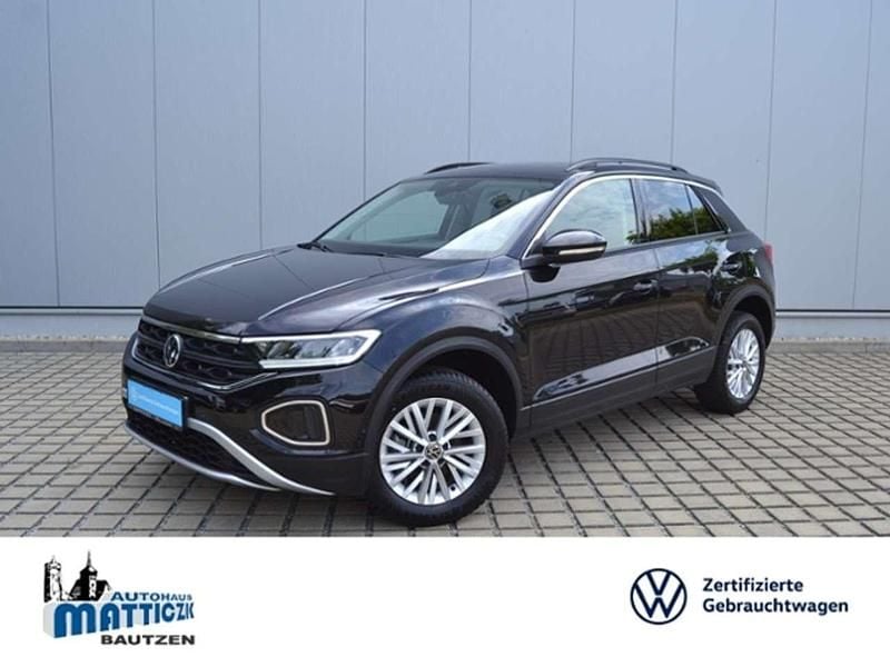 Schwarz (deep black perleffekt) Gebraucht 2024 VW T-Roc Life SUV | 24.339 € (Fairer Preis) - Bild 1/3