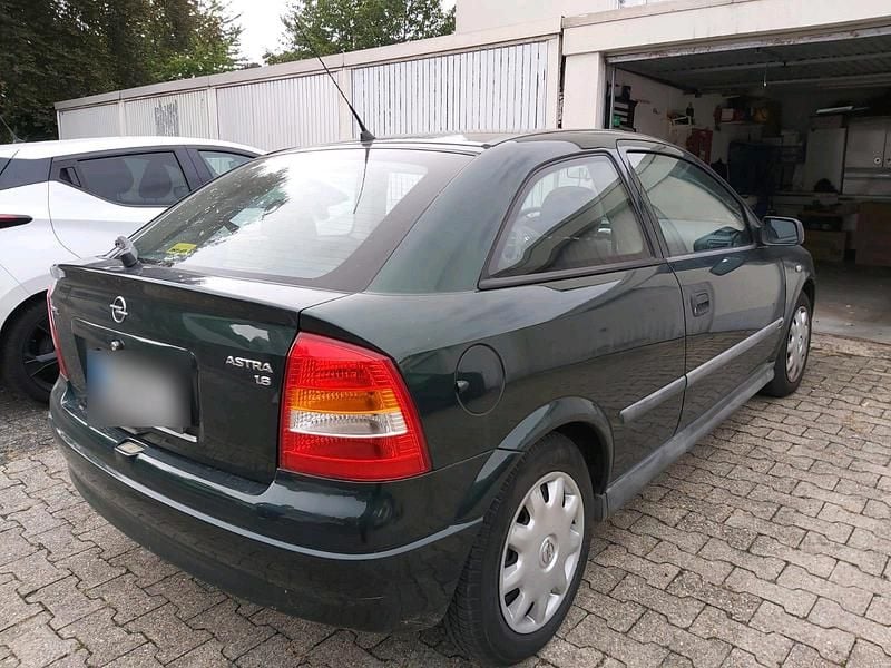 Grün Gebraucht 1998 Opel Astra Limousine | 1.800 € (Fairer Preis) - Bild 1/4