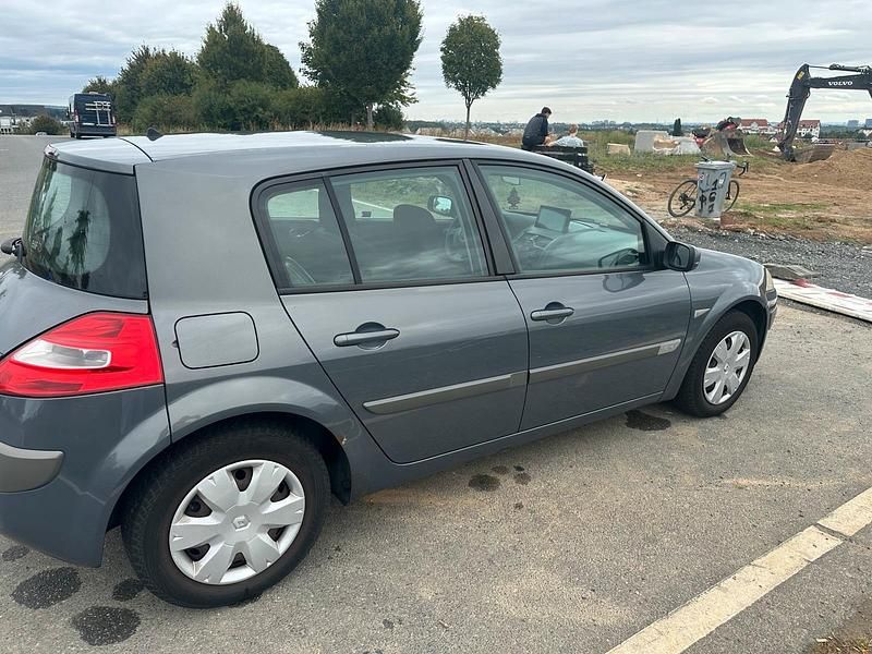 Silber Gebraucht 2006 Renault Mégane II Limousine | 1.200 € (Guter Preis) - Bild 1/4