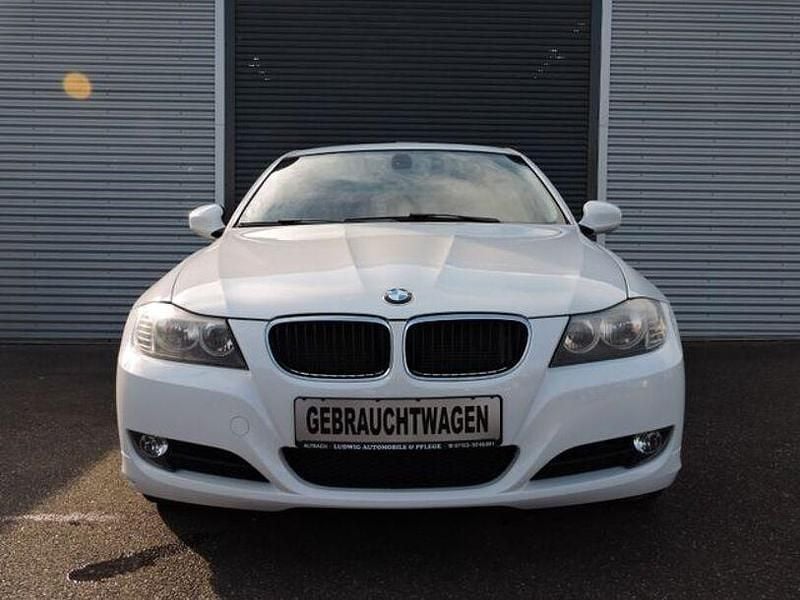 Gebraucht BMW 320 Comfort Edition 170 PS (125 kW) 2010 Weiß Limousine