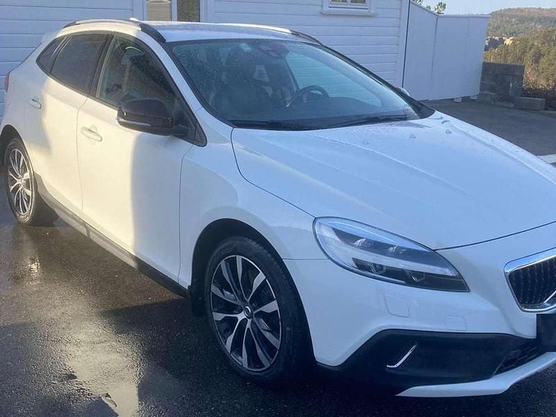 Gebraucht Volvo V40 CC 152 PS (111 kW) 2019 Weiß Kombi
