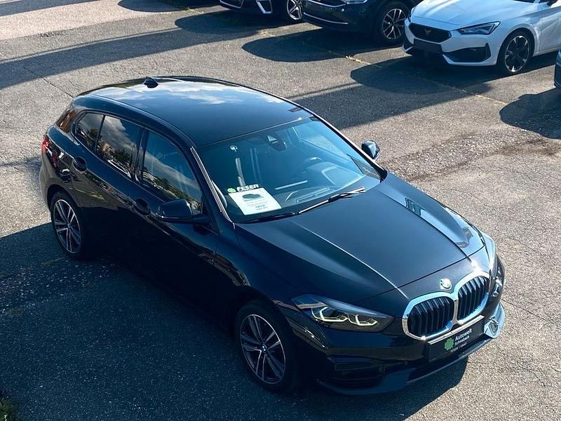Schwarz Gebraucht 2021 BMW 118 Sport Line Kleinwagen | 17.980 € (Fairer Preis) - Bild 1/4