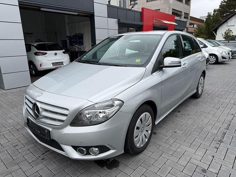 Silber Gebraucht 2014 Mercedes B180 Van / Kleinbus | 10.990 € (Fairer Preis) - Bild 1/4