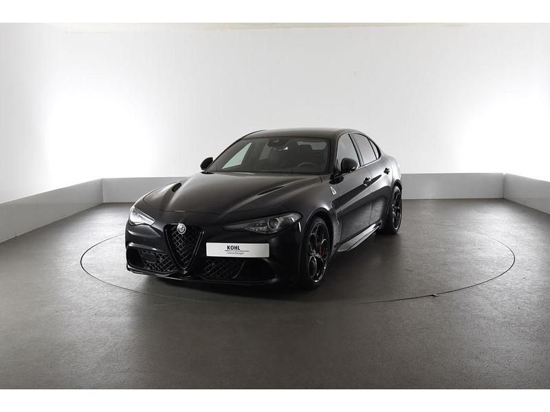 Schwarz Gebraucht 2023 Alfa Romeo Giulia Quadrifoglio Limousine | 79.990 € (Teuer) - Bild 1/4