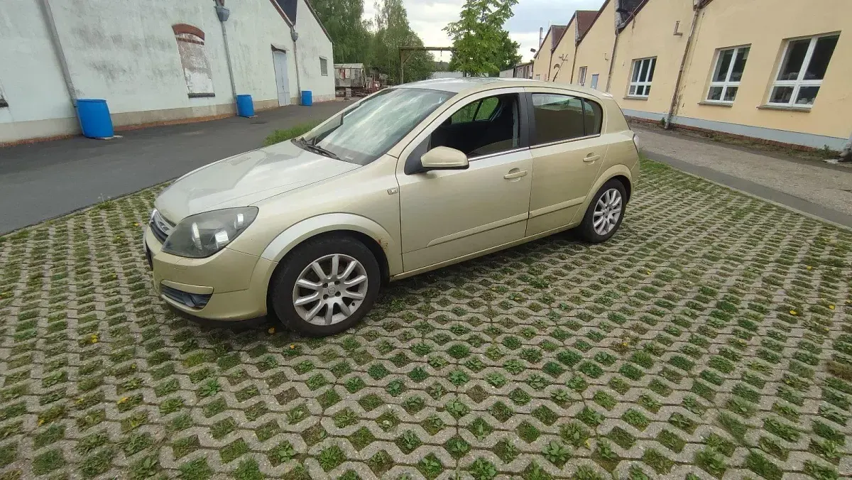 Używany Opel Astra 105 KM (77 kW) 2004 Żółty Sedan/Limuzyna