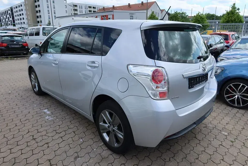 Gebraucht Toyota Verso Comfort 177 PS (130 kW) 2015 Silber Van / Kleinbus