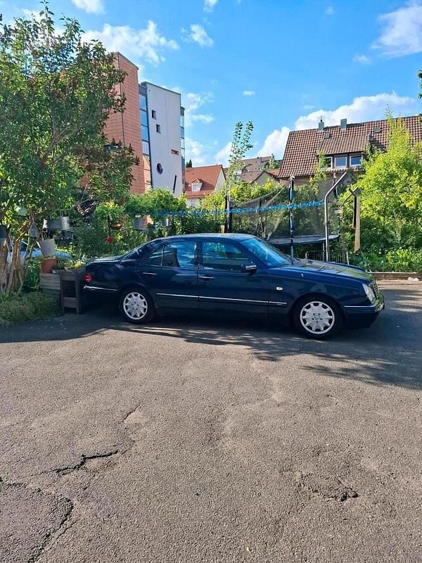 Blau Gebraucht 1999 Mercedes E320 Limousine | 2.699 € (Superpreis) - Bild 1/4