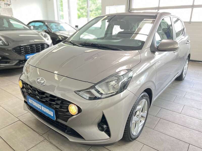 Brass / met Gebraucht 2023 Hyundai i10 Trend Kleinwagen | 14.900 € (Guter Preis) - Bild 1/4