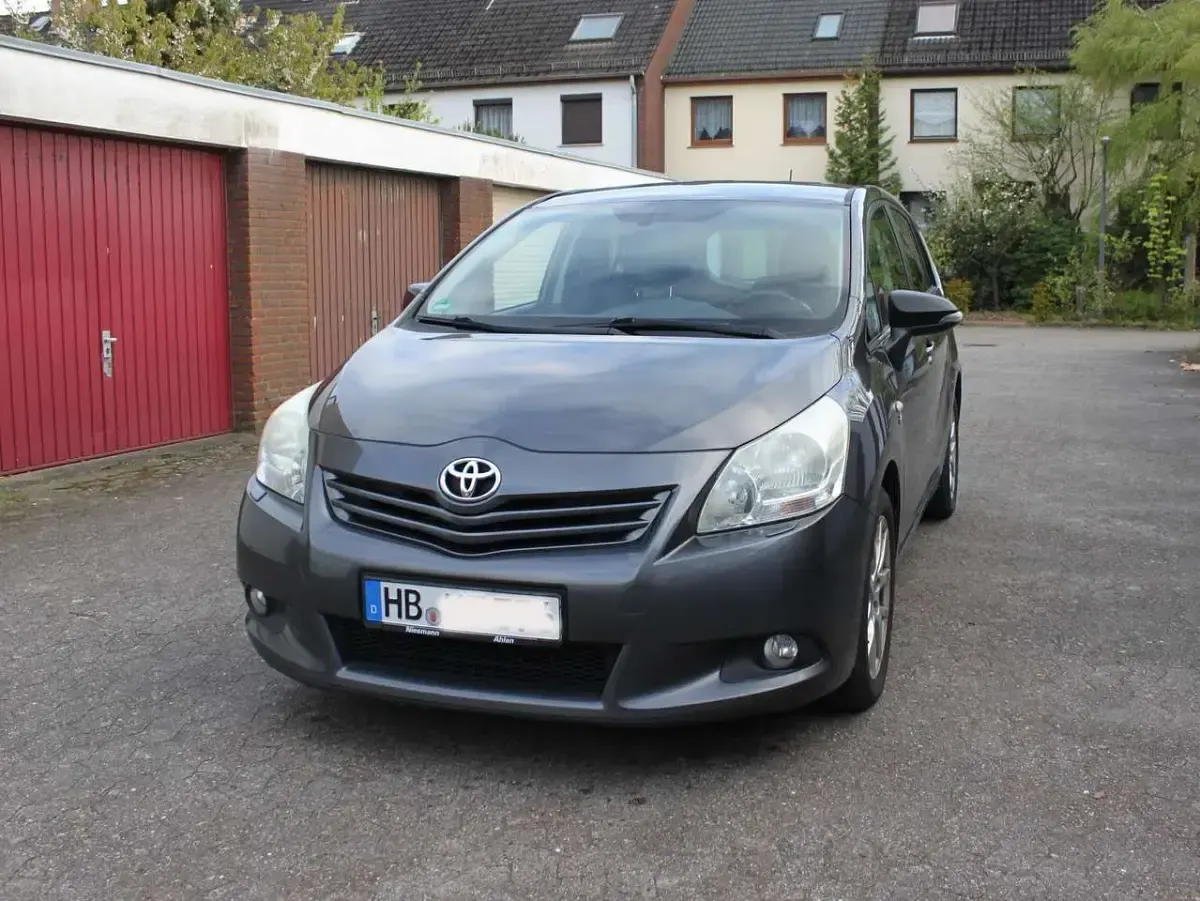Gebraucht Toyota Verso Executive 150 PS (110 kW) 2010 Grau Van / Kleinbus