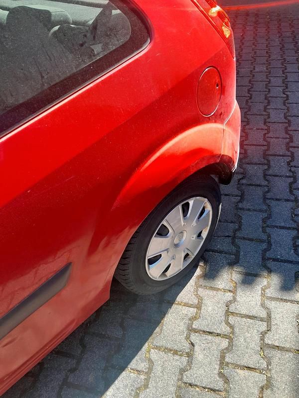 Gebraucht Ford Fiesta 70 PS (51 kW) 2005 Rot Kleinwagen