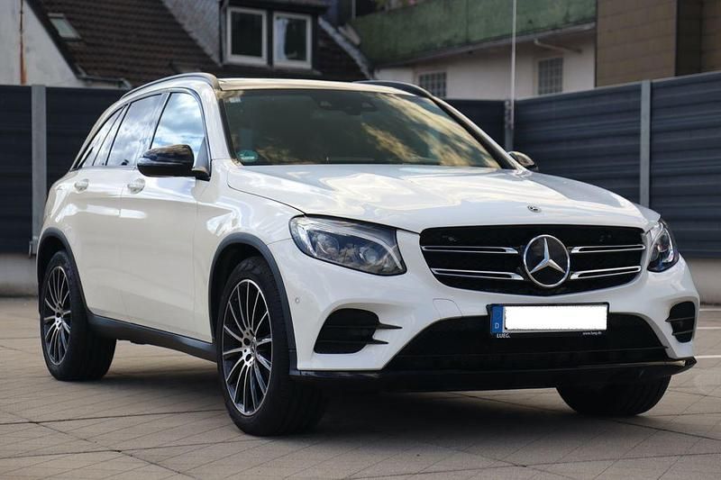 Weiß Gebraucht 2018 Mercedes GLC300 AMG line SUV | 27.900 € (Superpreis) - Bild 1/4