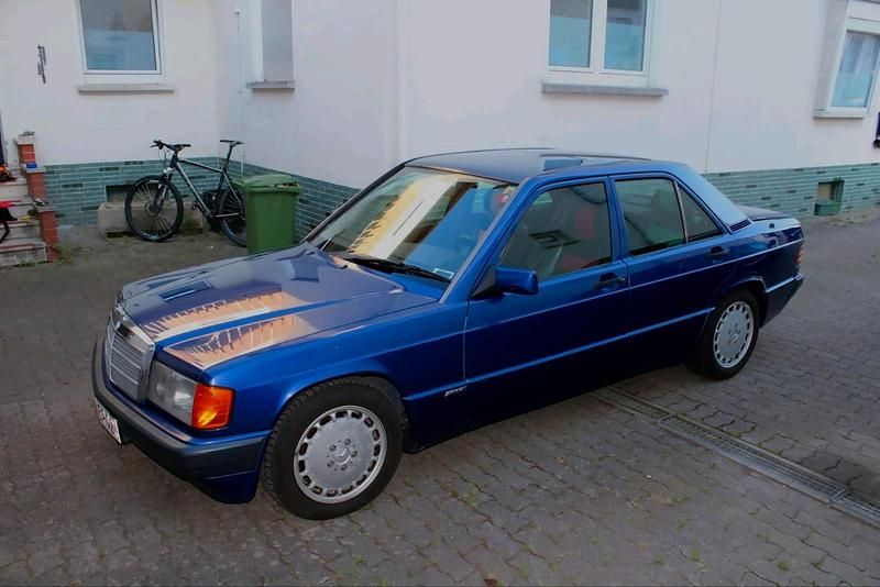 Blau Gebraucht 1992 Mercedes 190 Avantgarde Limousine | 19.400 € - Bild 1/4