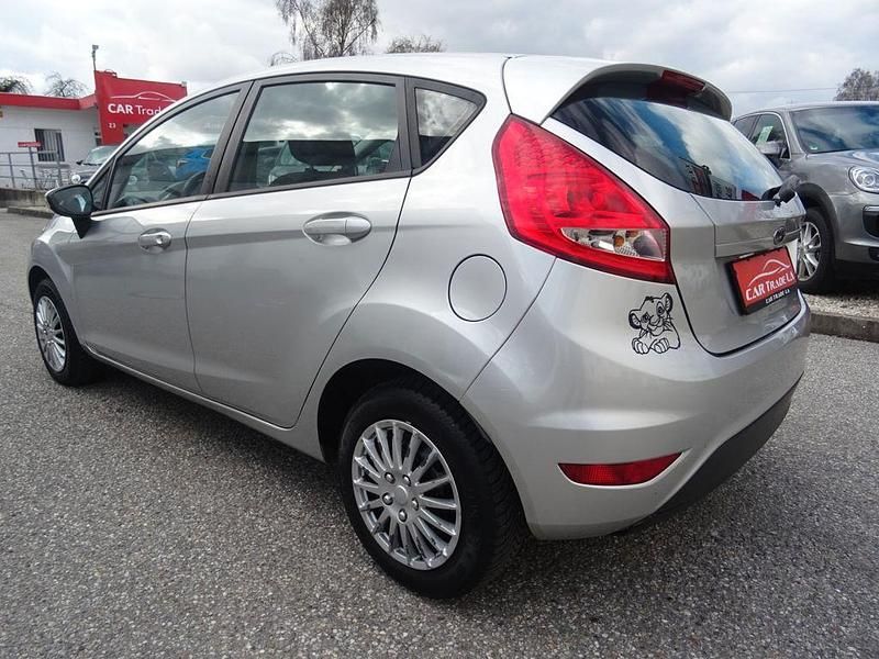 Gebraucht Ford Fiesta Trend 82 PS (60 kW) 2009 Silber Kleinwagen