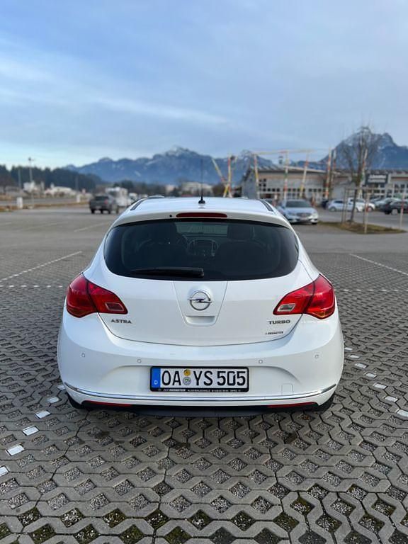 Gebraucht Opel Astra 140 PS (102 kW) 2012 Weiß Kombi