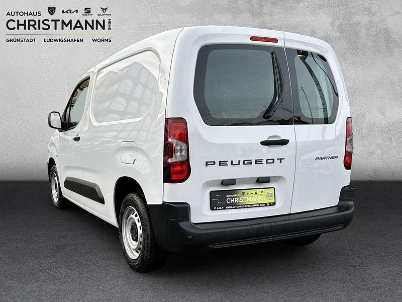 Gebraucht Peugeot Partner 102 PS (75 kW) 2025 Lackierung weiss icy/typ ausse Van / Kleinbus