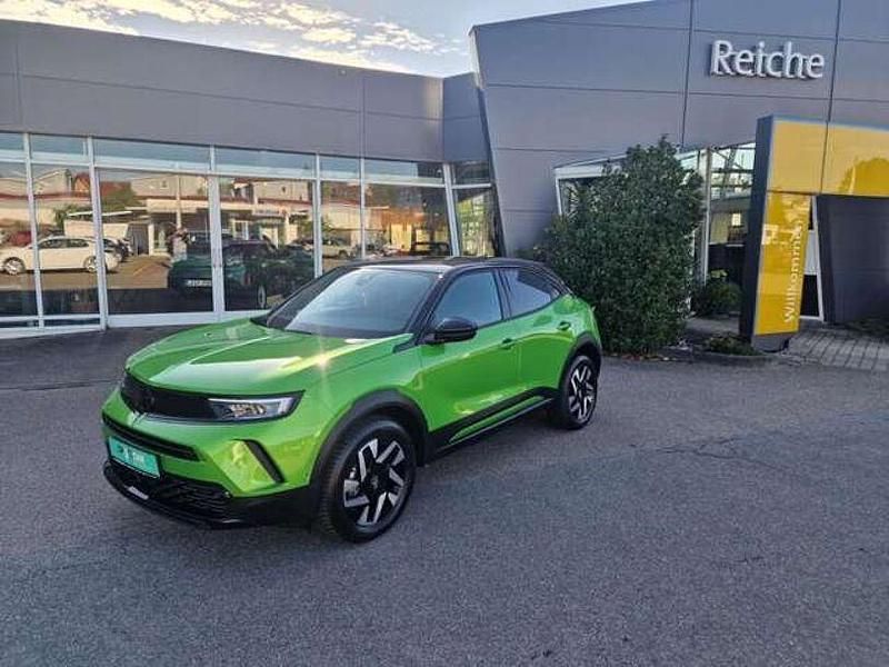 Ikonegrün (metallic) Gebraucht 2024 Opel Mokka Ultimate SUV | 23.890 € (Fairer Preis) - Bild 1/4
