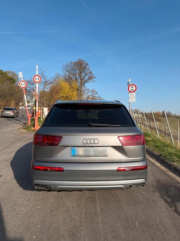 Gebraucht Audi Q7 Comfort 217 PS (159 kW) 2016 Grau SUV