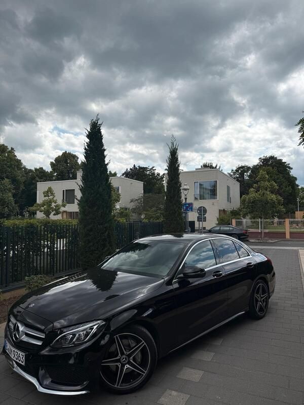 Schwarz Gebraucht 2018 Mercedes C220 AMG line Limousine | 26.580 € (Fairer Preis) - Bild 1/4