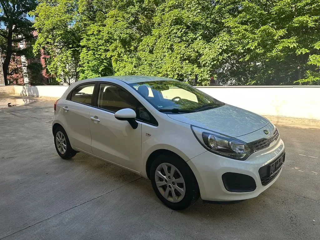 Gebraucht Kia Rio 75 PS (55 kW) 2015 Weiß Limousine