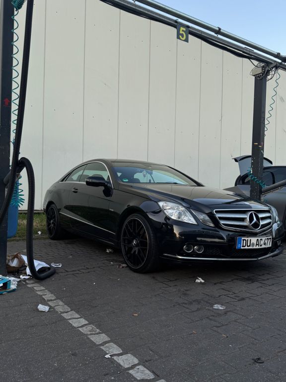 Schwarz Gebraucht 2010 Mercedes E250 Coupé | 7.000 € (Superpreis) - Bild 1/4
