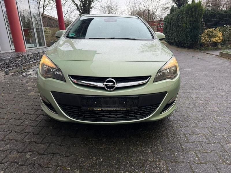 Gebraucht Opel Astra Edition 120 PS (88 kW) 2013 Grün Kombi