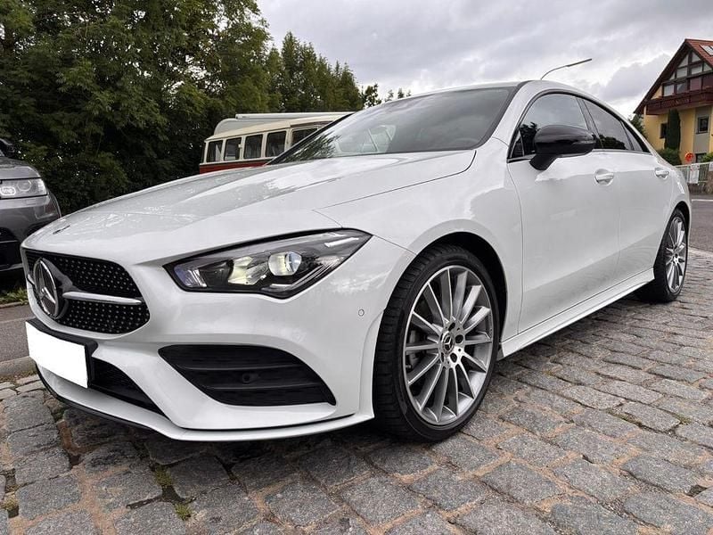 Weiß Gebraucht 2022 Mercedes CLA200 AMG line Limousine | 29.880 € (Fairer Preis) - Bild 1/4