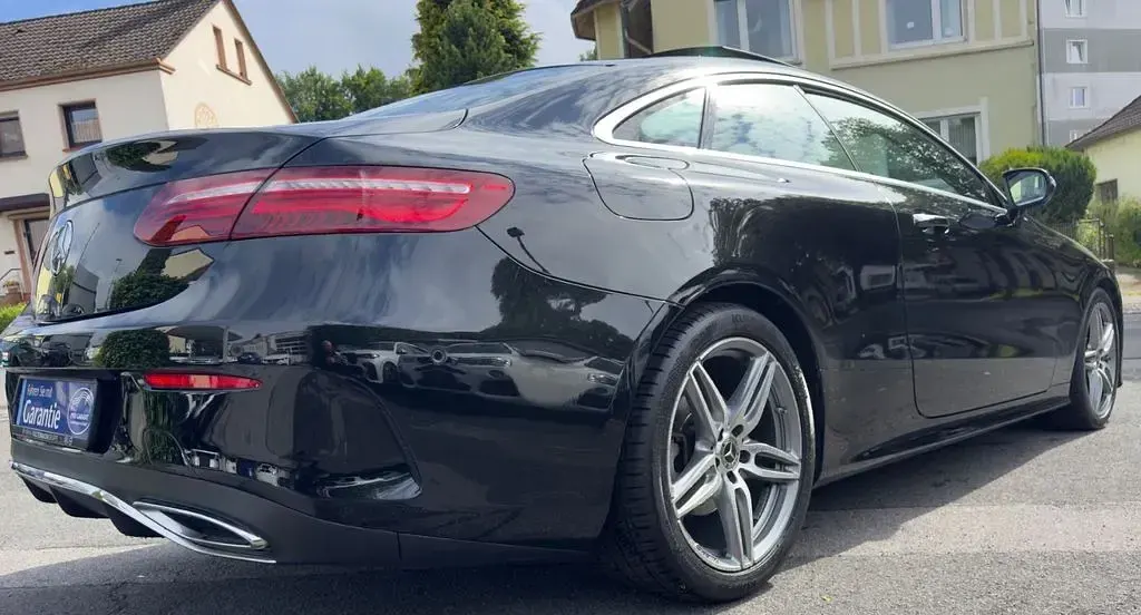 Gebraucht Mercedes E220 AMG 194 PS (142 kW) 2019 Schwarz Coupé