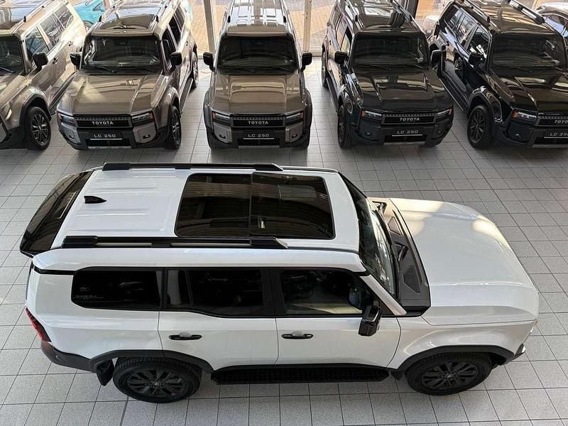 Neu Toyota Land Cruiser Lounge 205 PS (150 kW) 2026 089  pearlwhite mica SUV