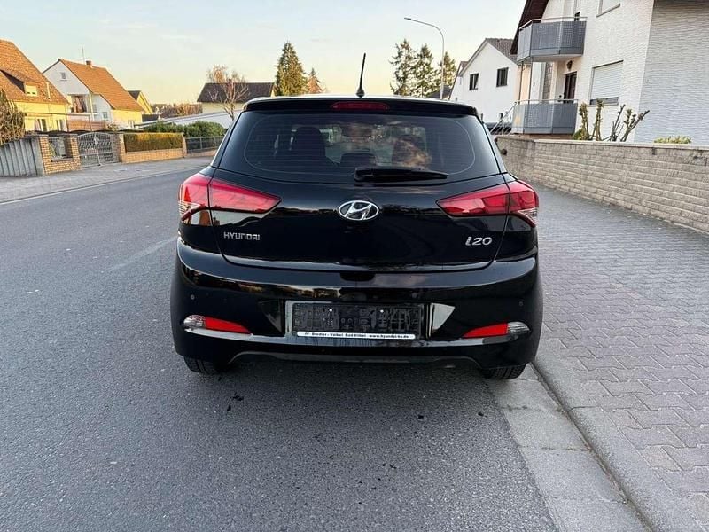 Gebraucht Hyundai i20 99 PS (72 kW) 2016 Schwarz Limousine