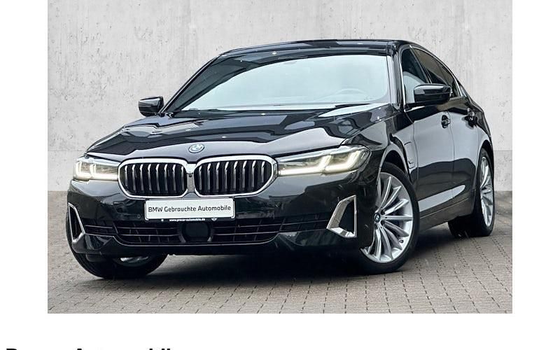Schwarz Gebraucht 2023 BMW 545e Luxury Line Limousine | 52.880 € (Teuer) - Bild 1/4