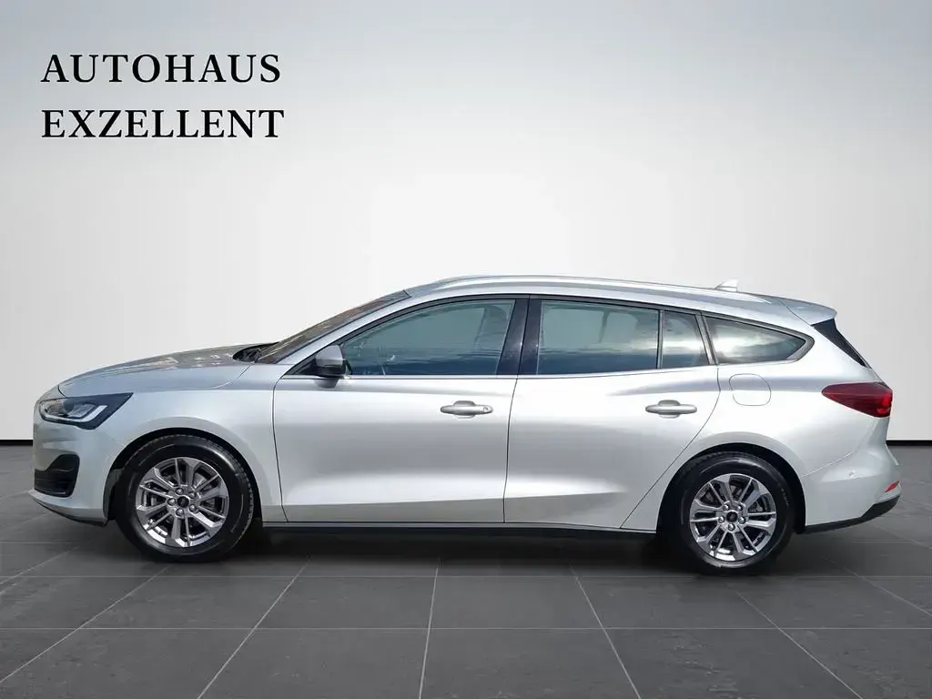 Używany Ford Focus Titanium 120 KM (88 kW) 2022 Srebrny Sedan/Limuzyna