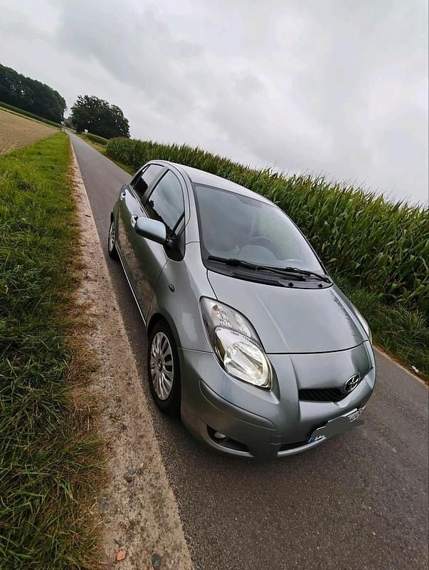 Silber Gebraucht 2010 Toyota Yaris Life Kleinwagen | 9.400 € (Teuer) - Bild 1/4