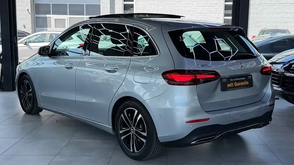 Gebraucht Mercedes B200 163 PS (119 kW) 2024 Silber Kleinwagen