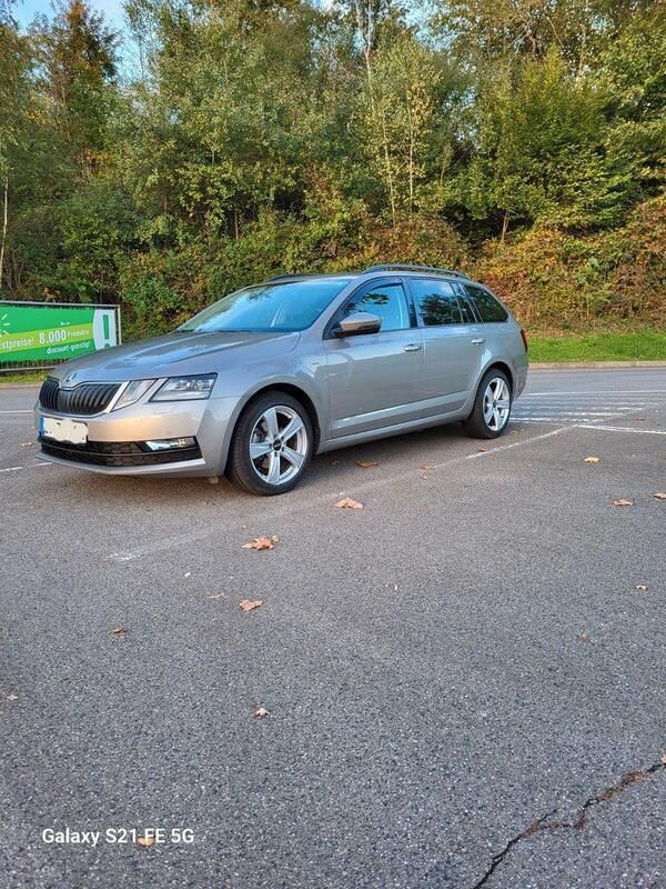 Grau Gebraucht 2018 Skoda Octavia Clever Kombi | 17.000 € (Fairer Preis) - Bild 1/4