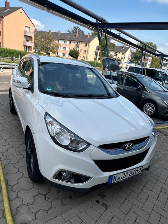 Weiß Gebraucht 2013 Hyundai ix35 Classic SUV | 7.950 € (Fairer Preis) - Bild 1/4