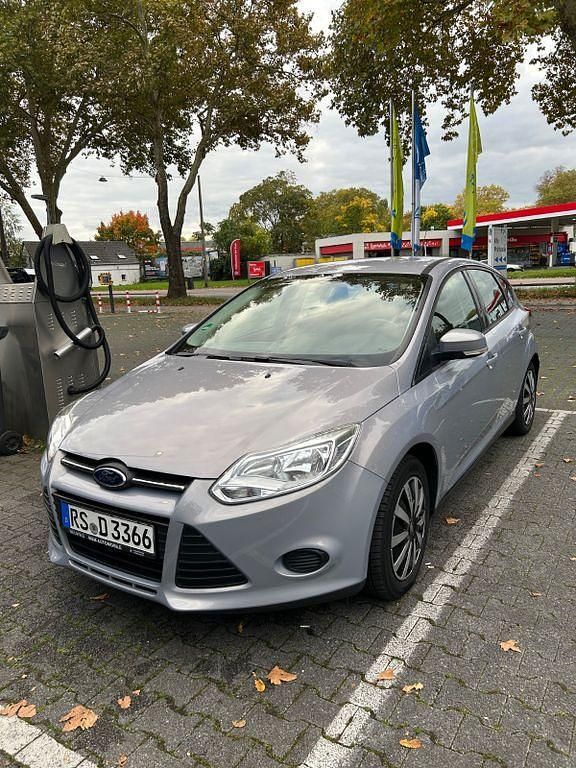 Grau Gebraucht 2014 Ford Focus Business Edition Limousine | 4.999 € (Superpreis) - Bild 1/4