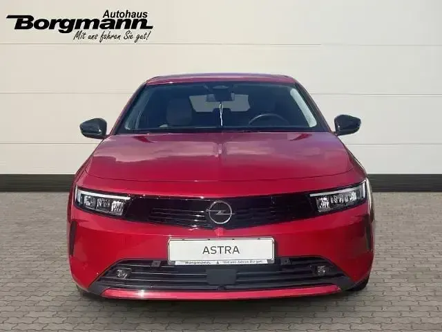 Używany Opel Astra Enjoy 110 KM (80 kW) 2023 Czerwony Sedan/Limuzyna