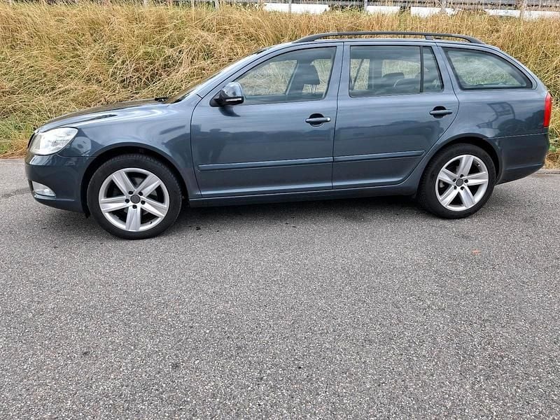 Grau Gebraucht 2009 Skoda Octavia Kombi | 5.500 € - Bild 1/4