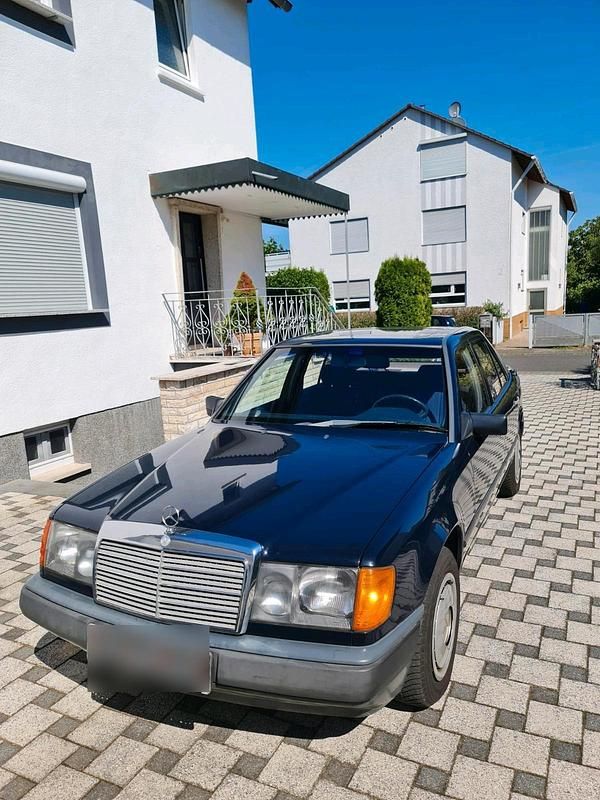 Gebraucht Mercedes E230 136 PS (100 kW) 1986 Blau Limousine