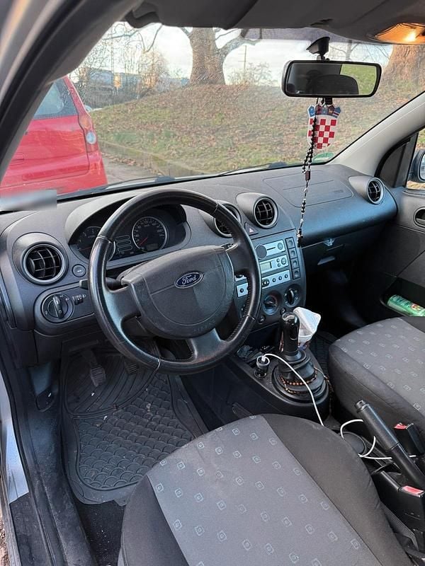 Gebraucht Ford Fiesta 68 PS (50 kW) 2004 Silber Kleinwagen