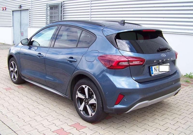 Blau Gebraucht 2024 Ford Focus Active Limousine | 21.980 € (Superpreis) - Bild 1/4