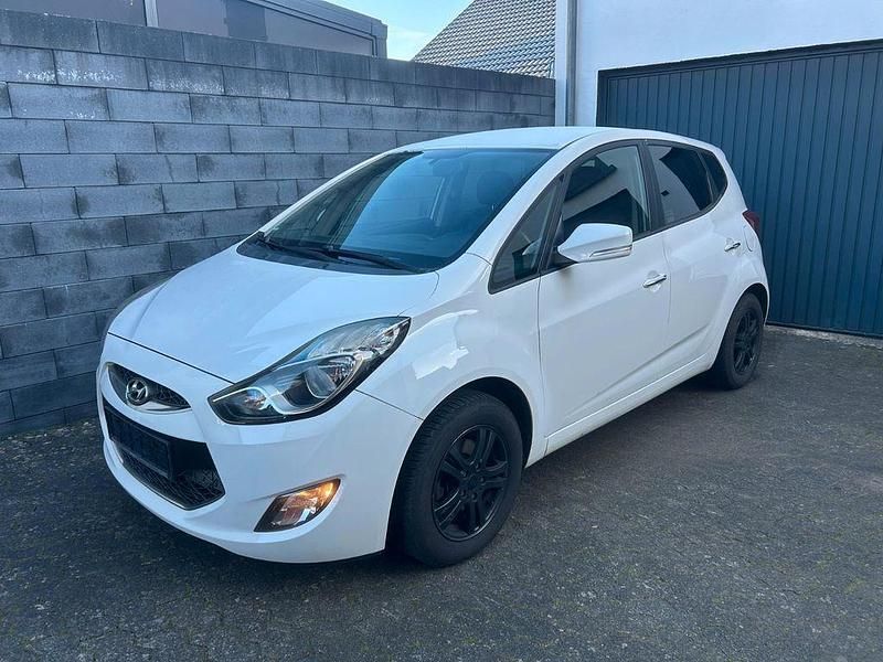 Weiß Gebraucht 2012 Hyundai ix20 Edition Kleinwagen | 3.600 € (Fairer Preis) - Bild 1/4