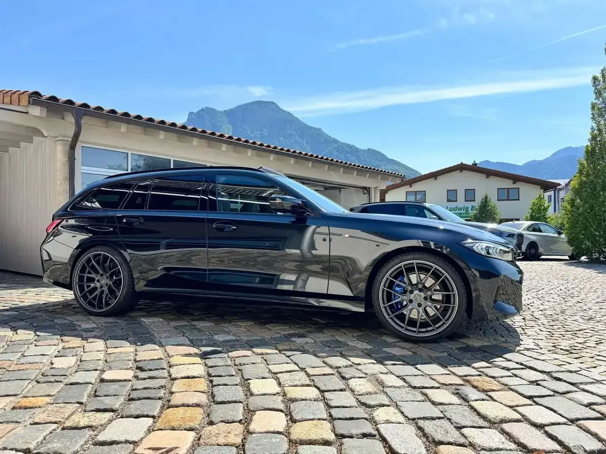 Gebraucht BMW 340 374 PS (275 kW) 2023 Blacksapphire (475) Kombi