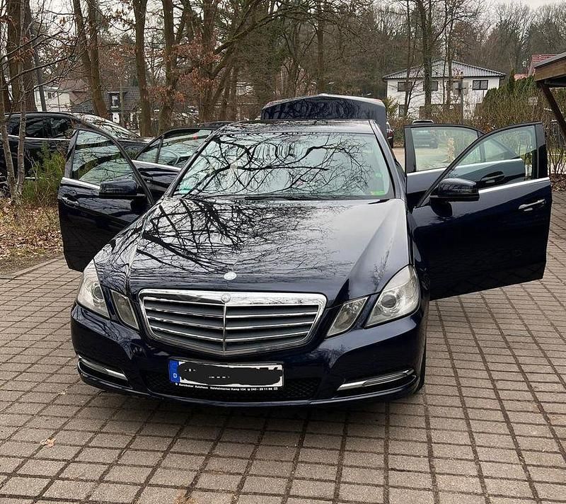Gebraucht Mercedes E200 136 PS (100 kW) 2012 Blau Limousine