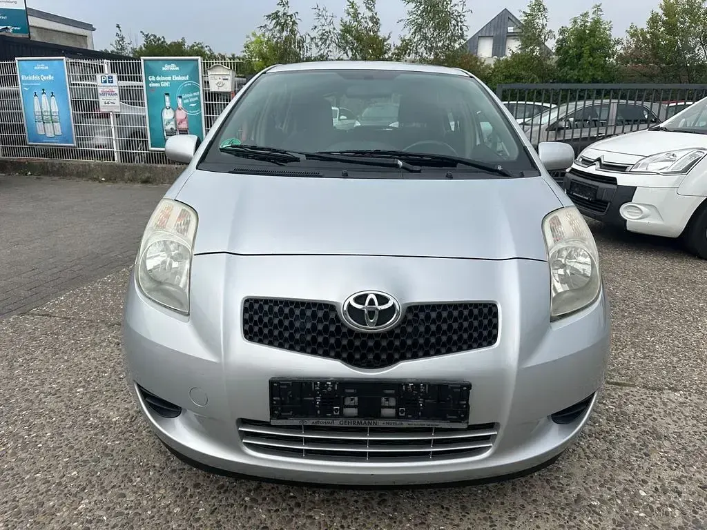 Gebraucht Toyota Yaris Sol 69 PS (50 kW) 2006 Silber Limousine