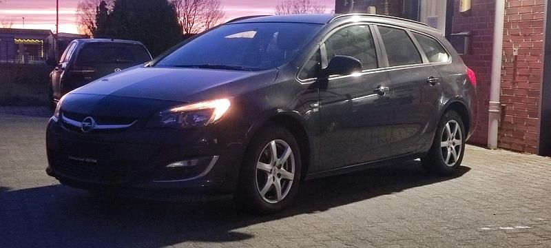 Gebraucht Opel Astra 131 PS (96 kW) 2013 Schwarz Kombi