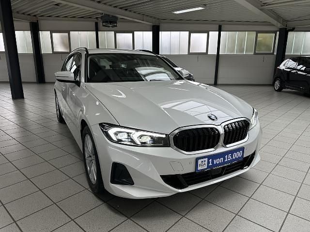 Weiß Gebraucht 2023 BMW 320 Shadowline Kombi | 36.300 € (Fairer Preis) - Bild 1/4