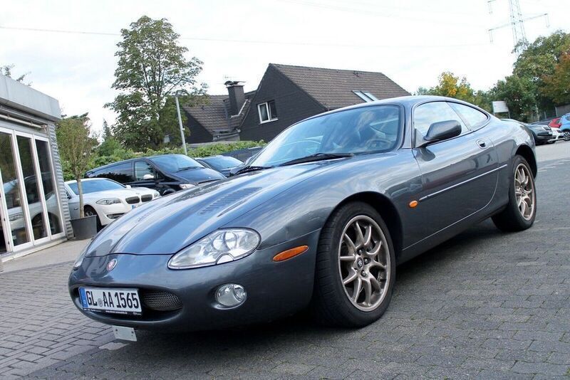Grau Gebraucht 2002 Jaguar XKR Coupé | 7.900 € - Bild 1/4