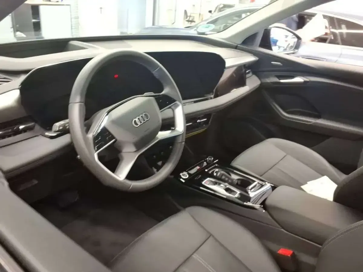 Gebraucht Audi Q6 e-tron S-Line 185 kW (252 PS) 2025 Blau SUV